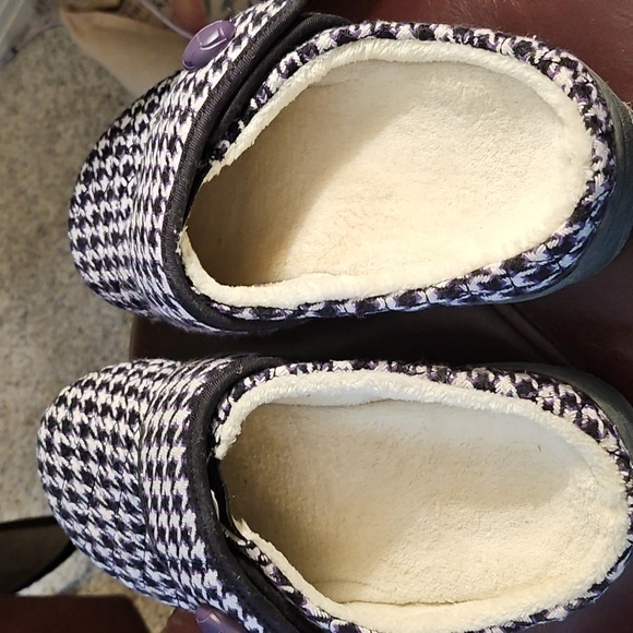 Vionic Womens Houndstooth Slippers with Black/Purple and White Design. - Picture 2 of 4